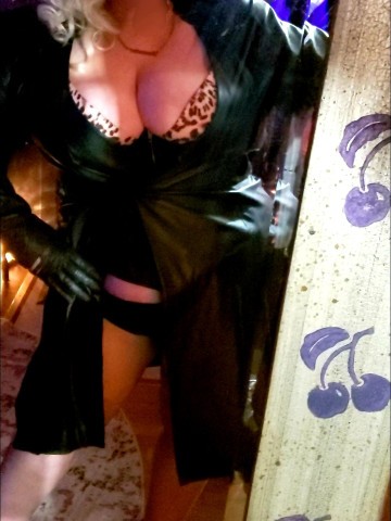 Domina V De Luxe San Luis Obispo, California Escort, Verified Escorts Services Domina V De Luxe San Luis Obispo, California Escort, BDSM, Massage, Verified Adult Service Provider, Companion in United States