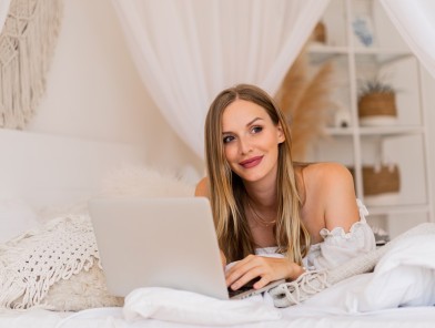 webcam-model-article-cover Webcam model performing live online